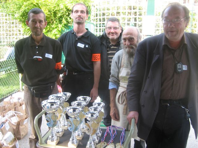 45-Thierry, Fabrice, Philippe, Jean et Bernard devant les coupes et médailles