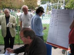 16-Bernard et Khoa au tableau de marque